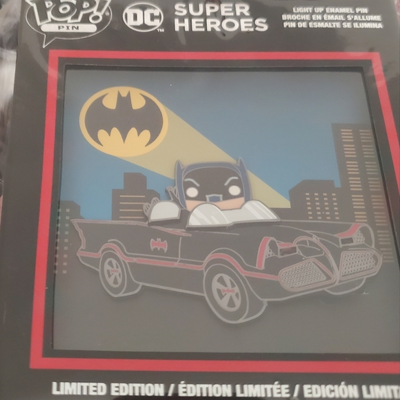 Batman in Batmobile Pin LE 500 - Picture 3 of 4